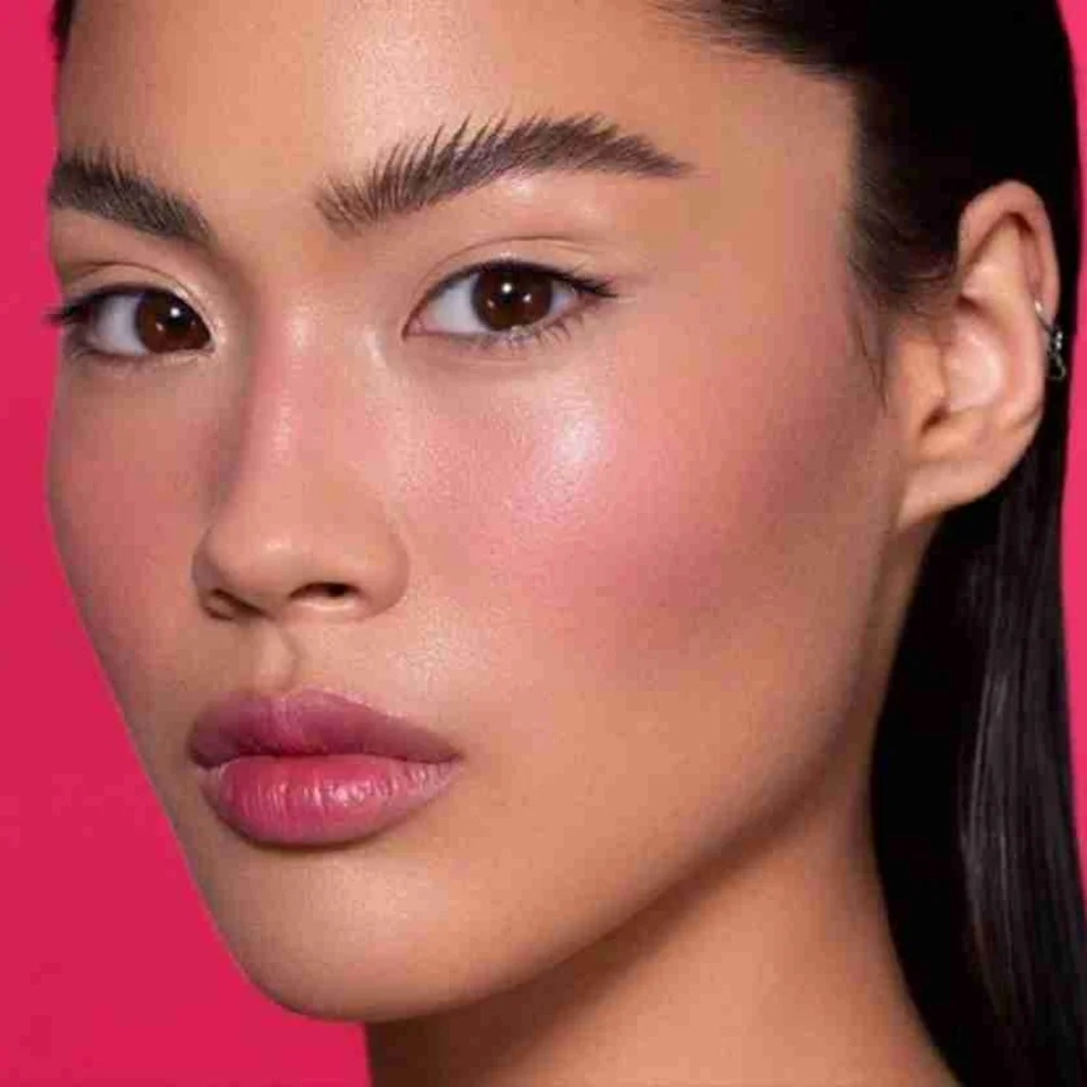 MAC Go Play Bouncy Blush in Heat Index -Bright Pink